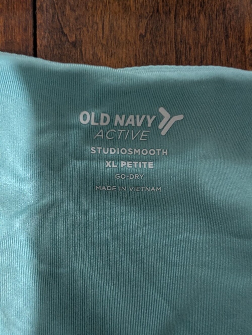 Old Navy Studio Smooth Crop Tee With Built In Shelf Bra Size XL Petite - Picture 4 of 5